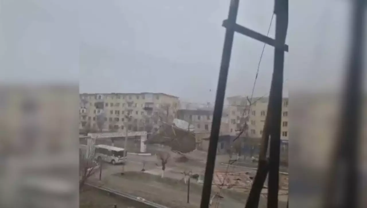 Ветер сорвал крыши домов и повалил деревья в Жанатасе