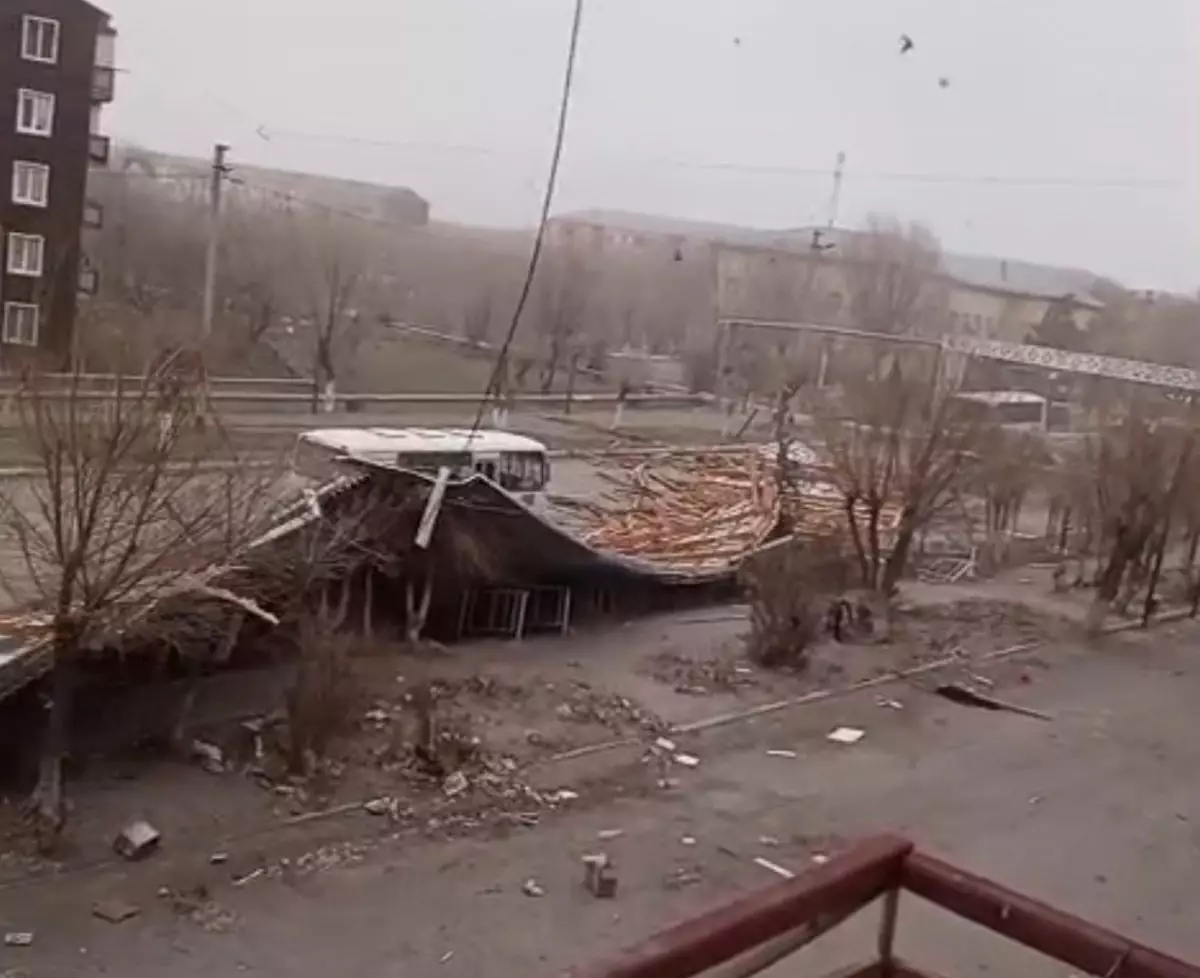 Сильный ветер сорвал крыши: последствия шторма в Сарысуском районе