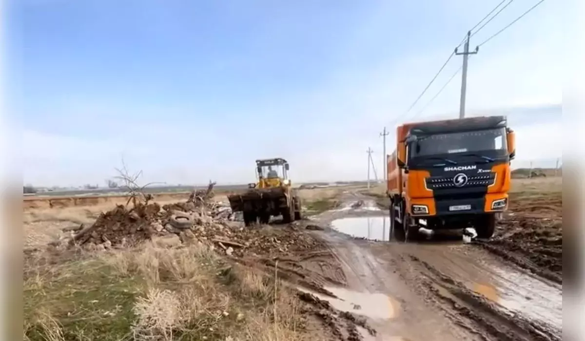 Жителя Шымкента наказали за сброс отходов на берег реки (ВИДЕО)