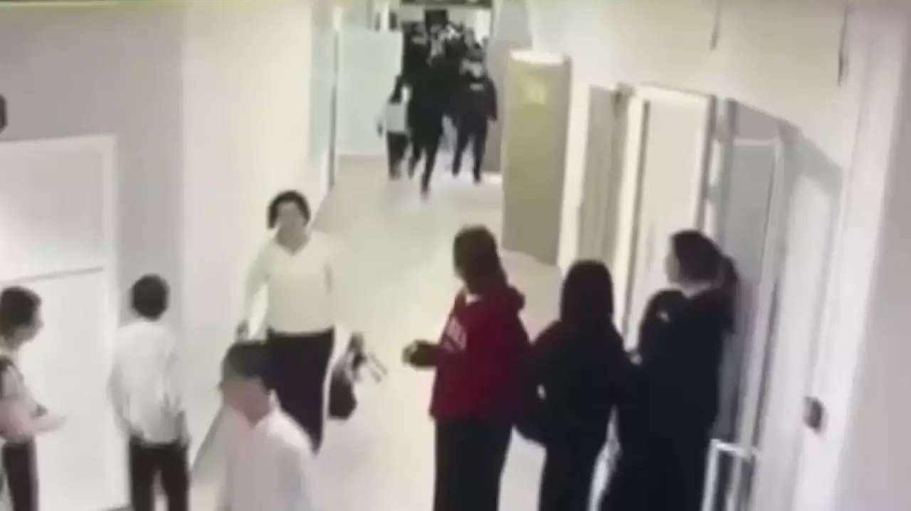 Құлсарыда оқушы қатарластарына балта алып жүгірген