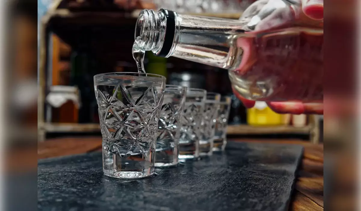 Актюбинец полтора года сбывал барам поддельную водку