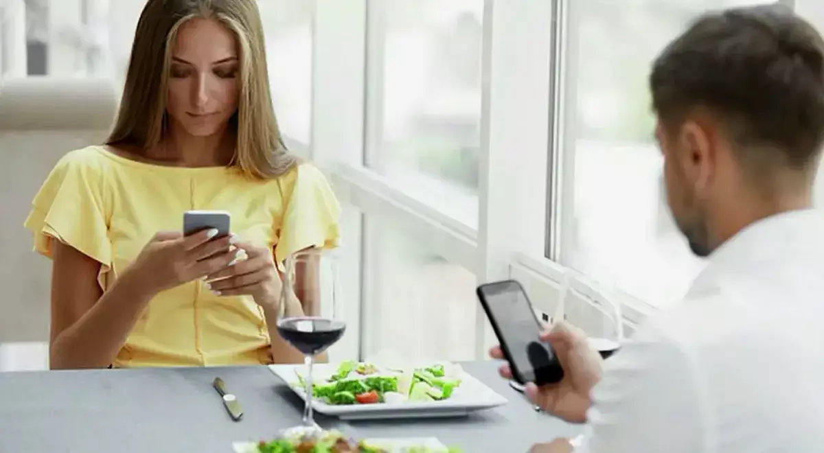 «Залипание» в телефоне во время еды ведет к перееданию и лишнему весу - новости на Lada.kz 06.02.2026