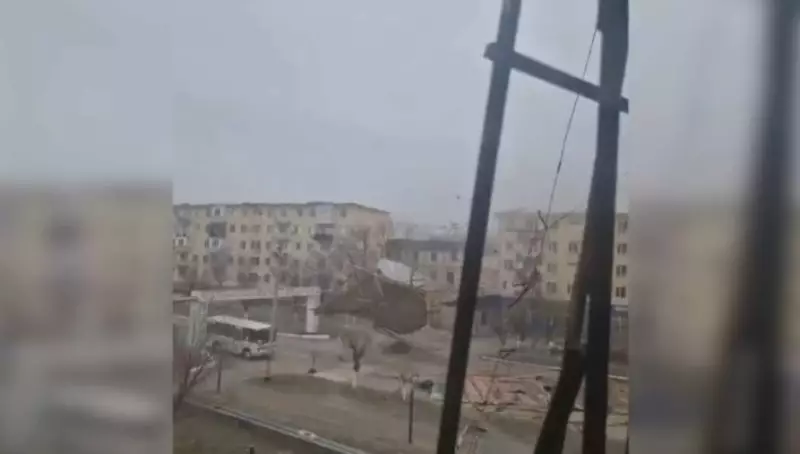 Сорванные крыши и поваленные деревья: ураган обрушился на юг Казахстана