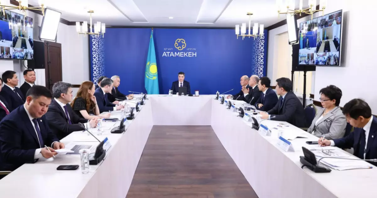  Премьер-министр кәсіпкерлермен экономикалық реформалар және жаңа Конституция жобасын талқылады 