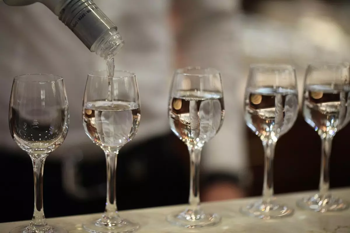 В Казахстане бары и кафе годами травили клиентов суррогатной водкой