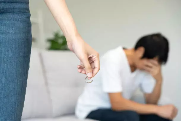 Разводы среди образованных женщин растут — эксперт о трансформации семьи