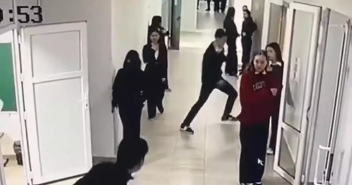   Құлсары қаласында мектепке балта алып келген оқушы ұсталды   