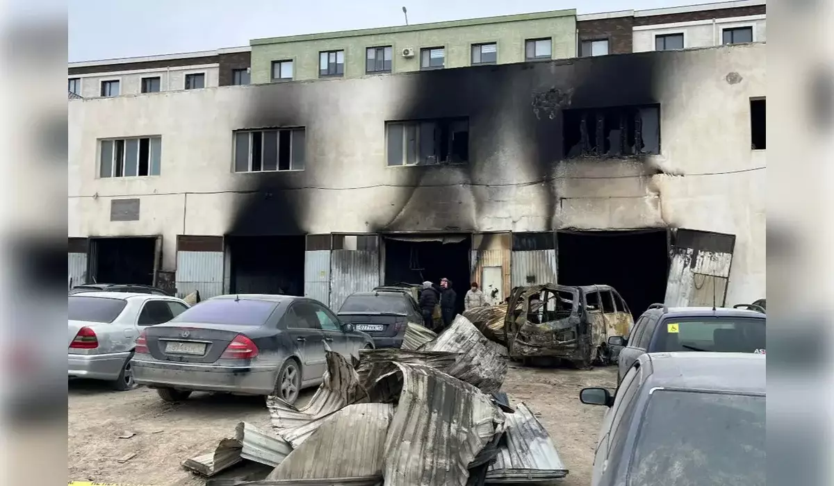 Работники СТО получили ожоги при крупном пожаре в Актау