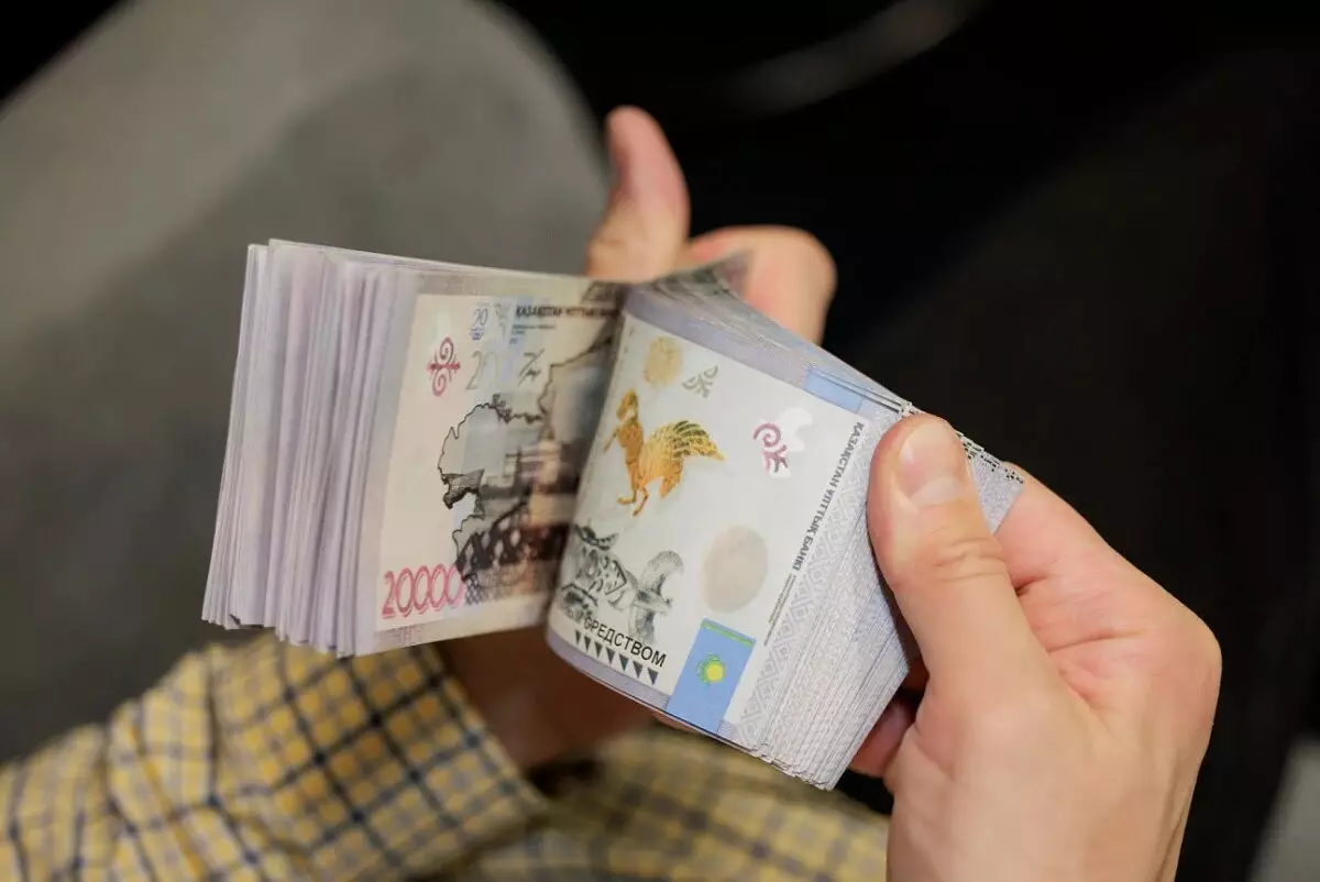 Сколько зарабатывают люди труда в Казахстане в 2026 году