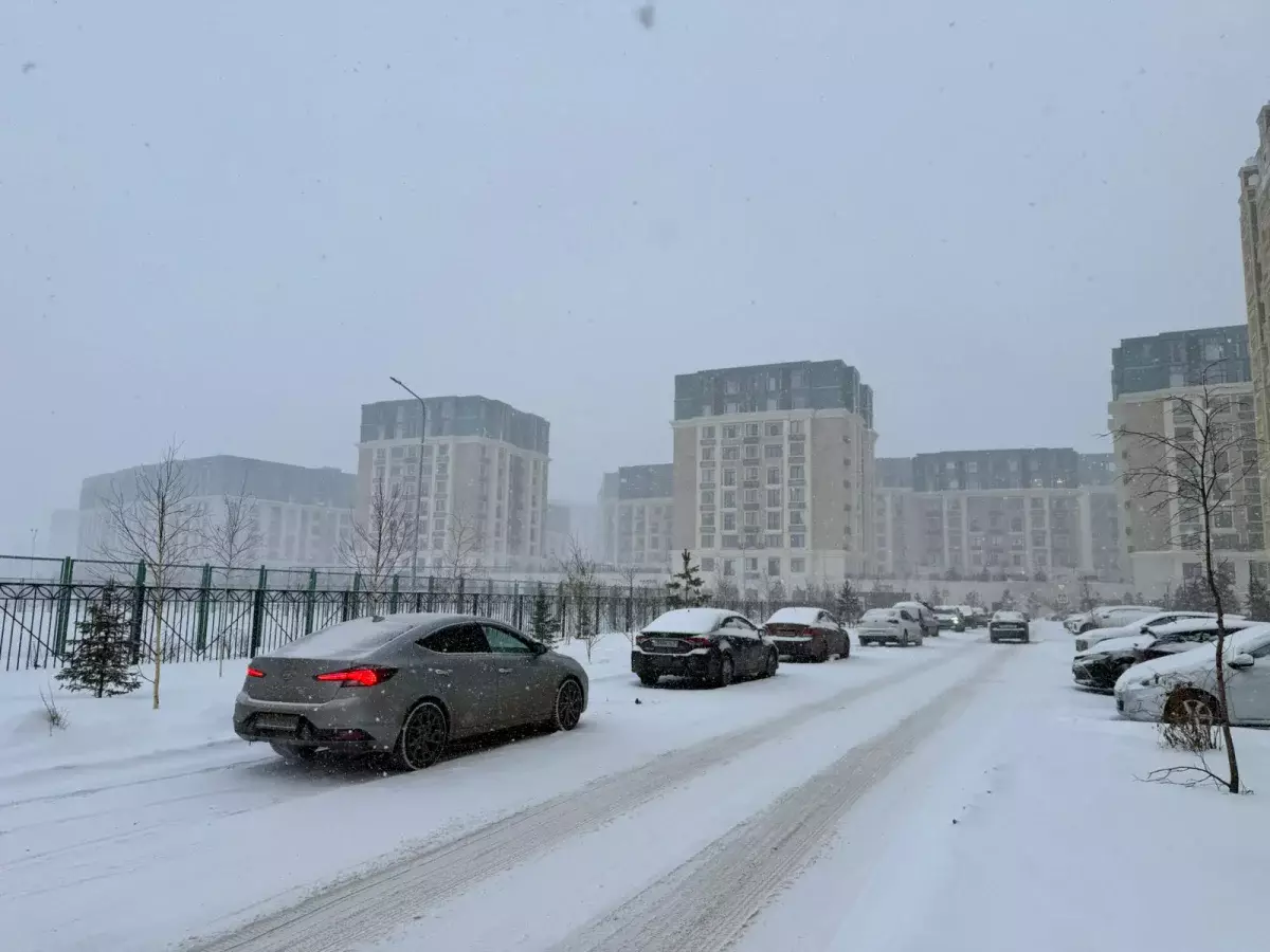 Снегопад парализовал Астану и спровоцировал 45 ДТП