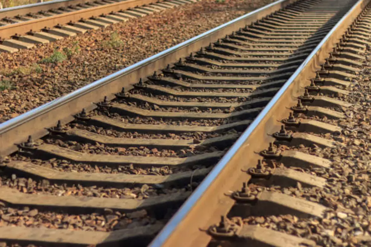 Следовавший в Мангистау поезд насмерть сбил человека - новости на Lada.kz 06.02.2026