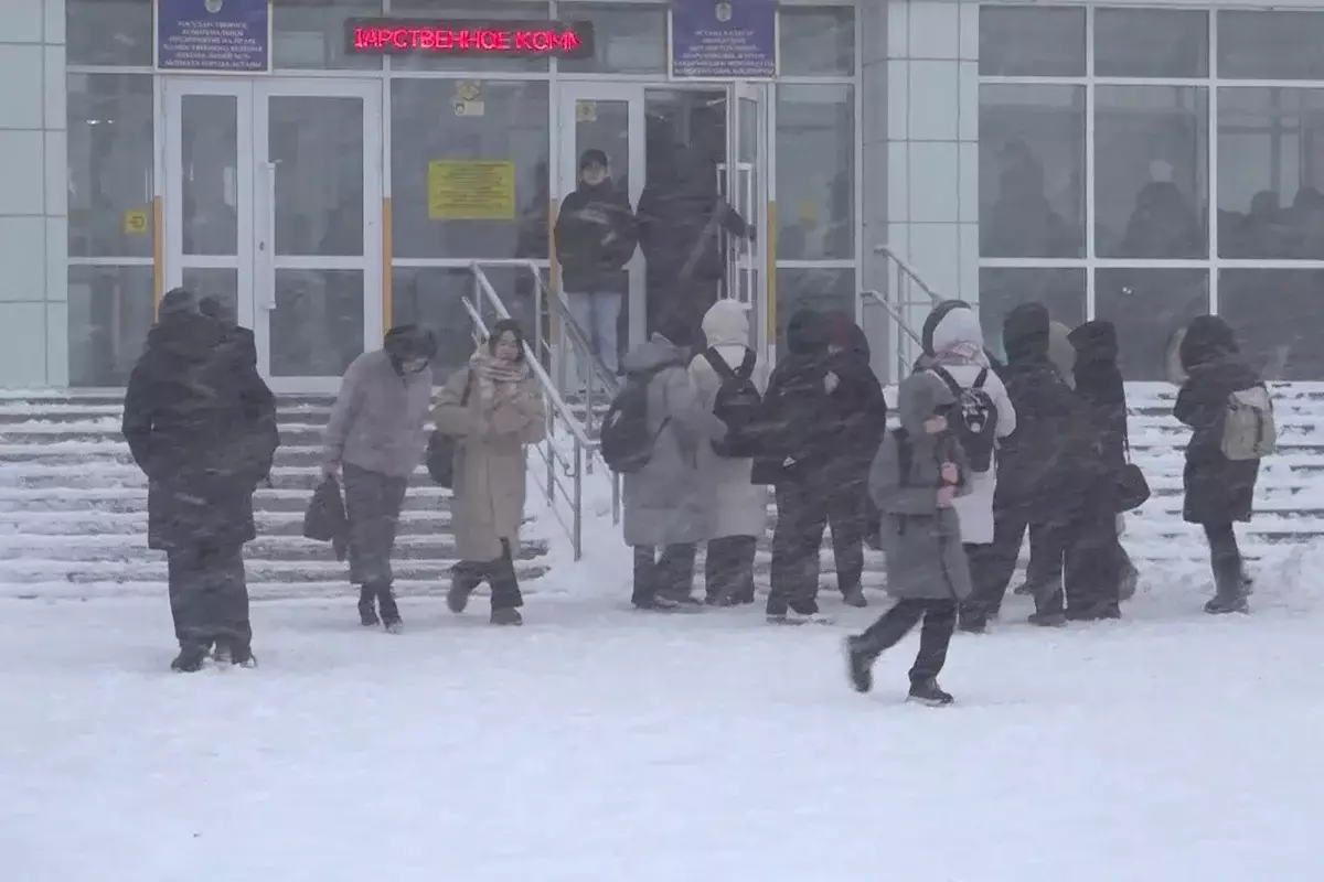 Непогода в Астане: школьников перевели на онлайн-обучение