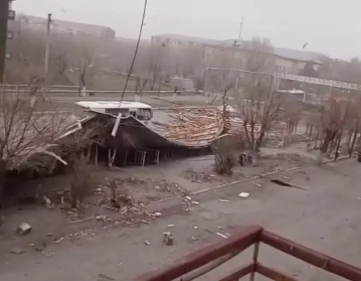 Жамбылда қатты желден бірнеше үйдің шатыры ұшып кетті