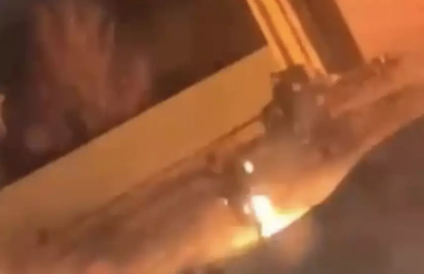 “Адам өртеніп жатыр“: Құлсарыда гараждан шыққан өрт көлікті де шарпыған