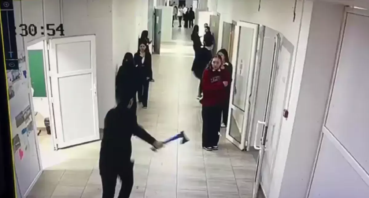 Подросток с топором бегал по коридорам школы в Кульсары (видео) - новости на Lada.kz 06.02.2026