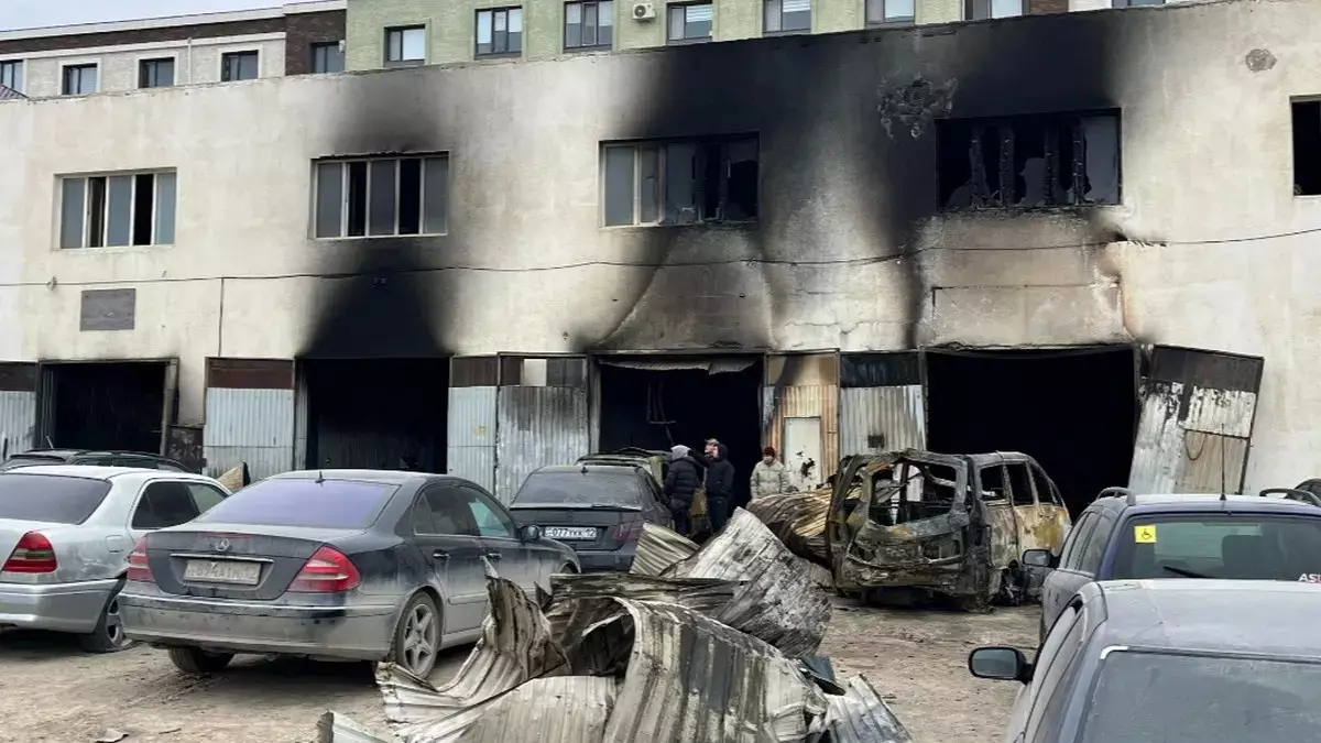 Ақтауда "СТО" өртенді: Екі жұмысшы жансақтауда, көліктер толық жанып кетті