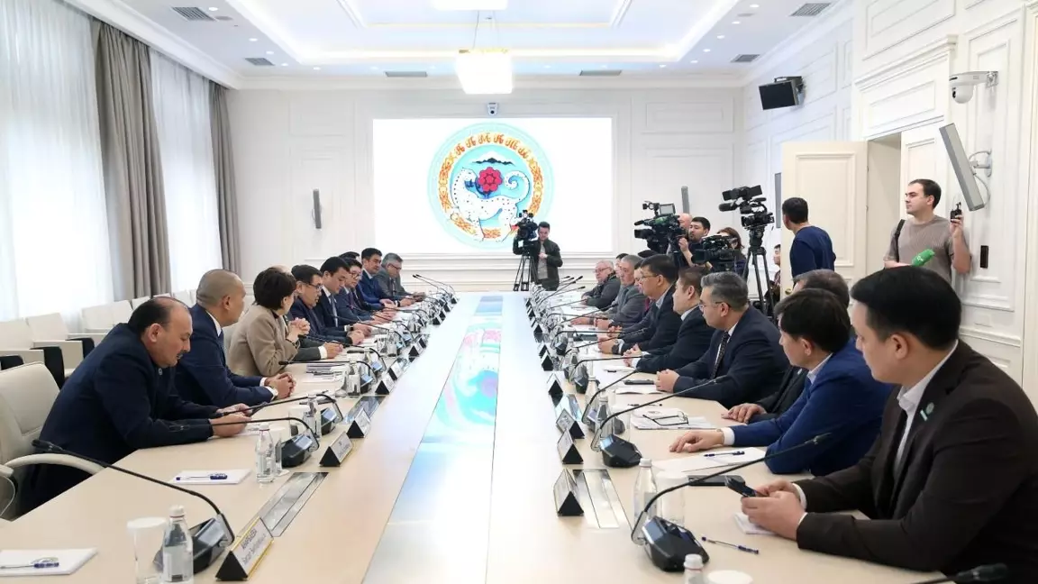 Алматыда конституциялық түзетулер қолдау тауып, олардың мәні түсіндірілді