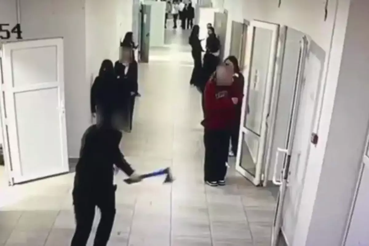 Школьник напал с топором на одноклассников в Казахстане, двое пострадали.