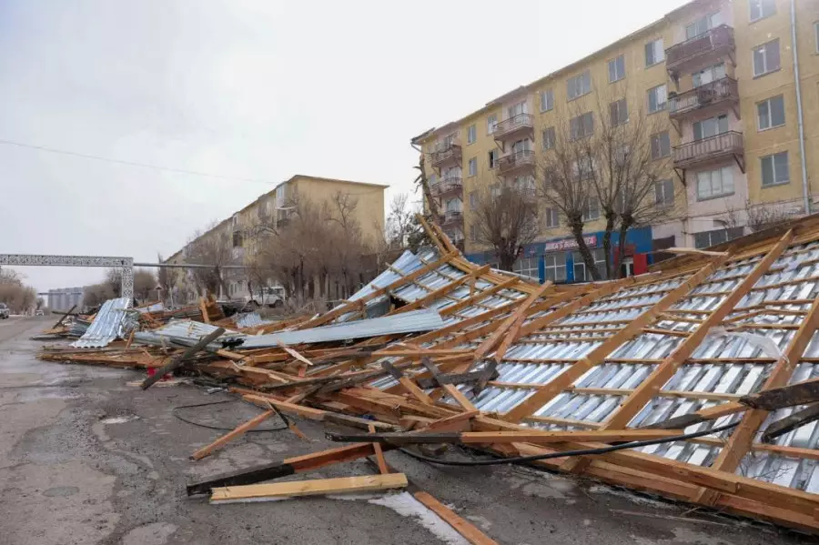 Шатырларды ұшырып әкеткен қатты жел: Жаңатаста төтенше жағдай жарияланды