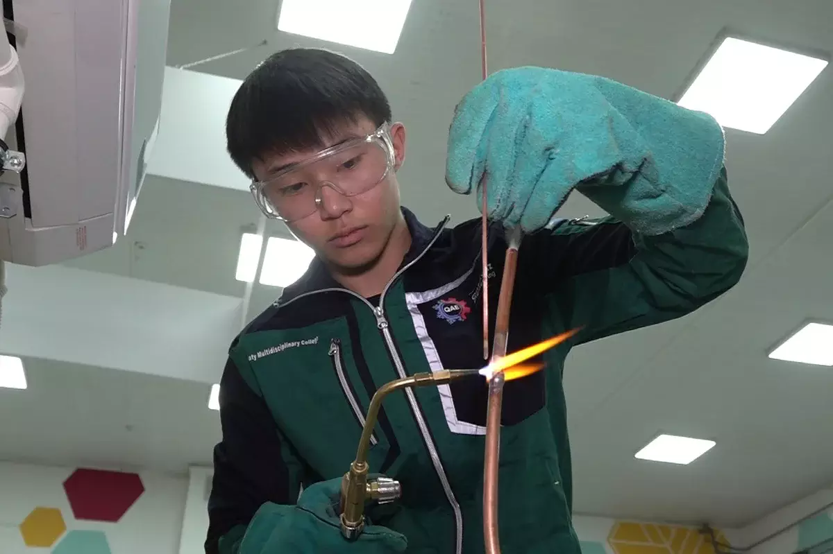 Профессия по наследству: история семьи электрослесарей из Алматы