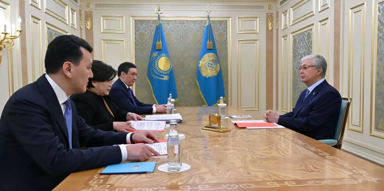 Президент провел рабочую встречу с руководством Конституционной комиссии