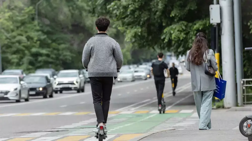 Самокатчикам в Алматы запретят ездить по тротуарам, но построят больше велодорожек