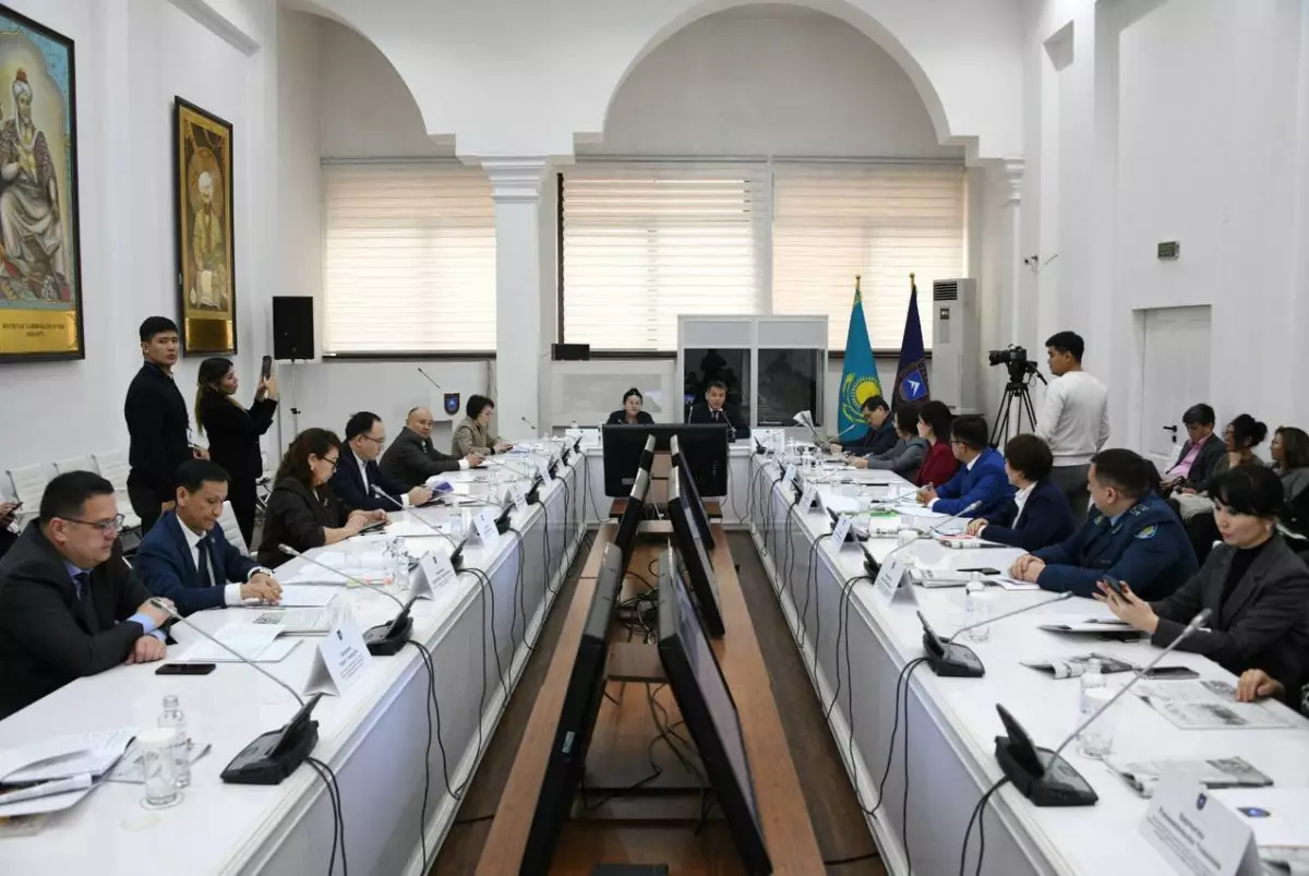 В КазНУ обсудили проект новой Конституции с участием депутатов и ведущих юристов