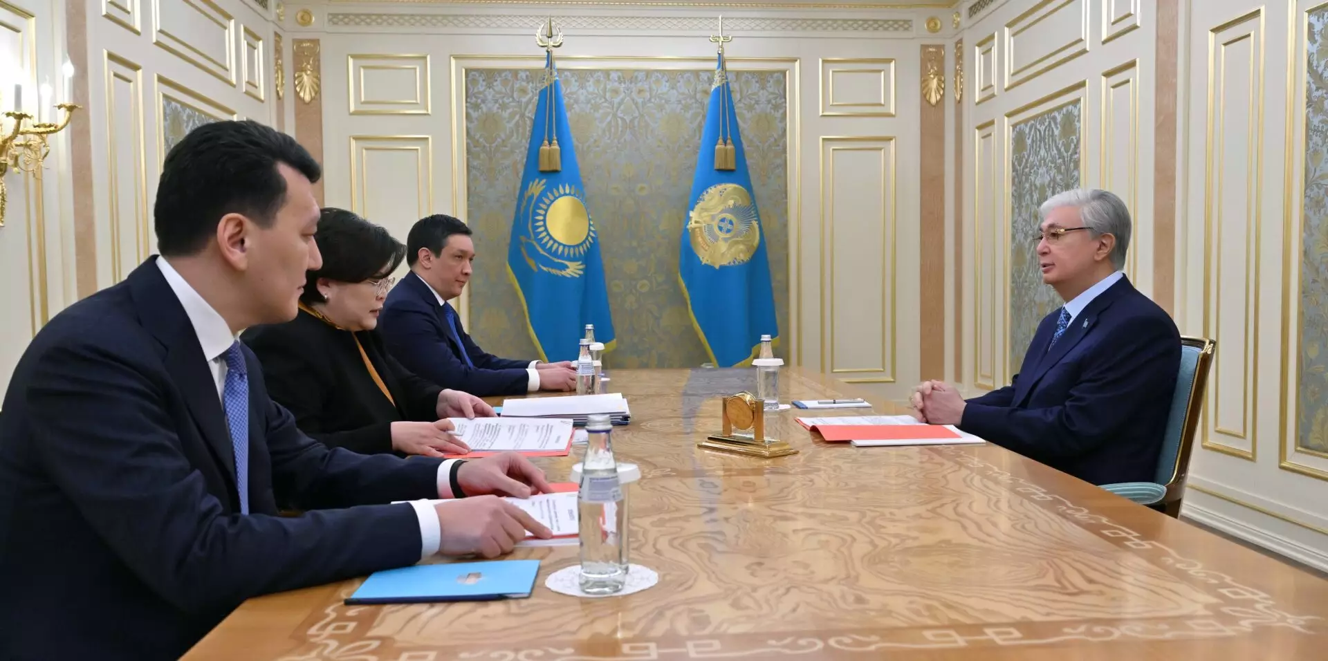 Президент провел рабочую встречу с руководством Конституционной комиссии