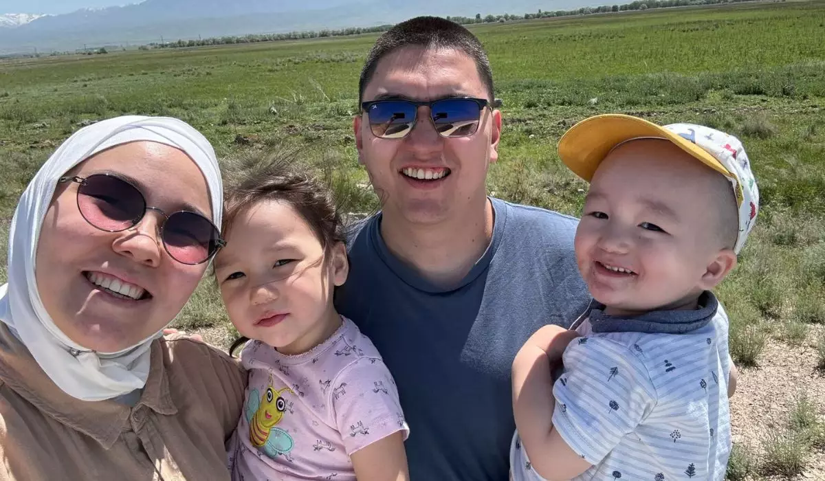 Жас отбасы қаладағы жайлы өмірін тастап, Алматыдан 600 шақырым қашықтықта орналасқан ауылға көшкен