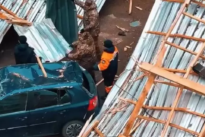 Сильный ветер повредил дома и электросети в Жанатасе: объявлен режим ЧС