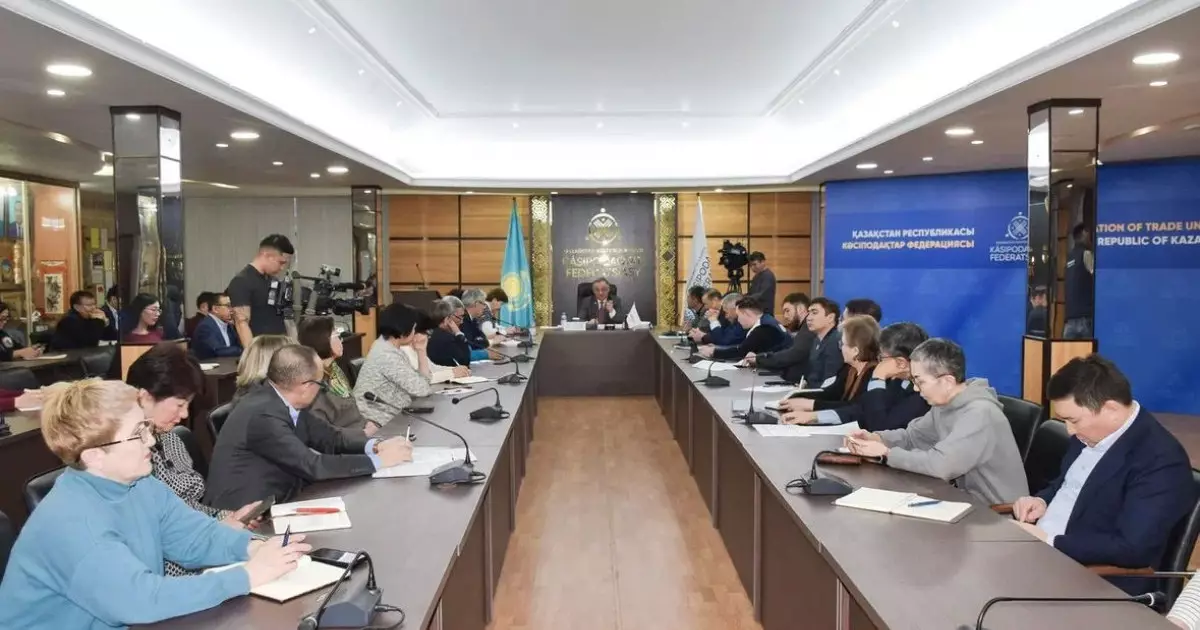  Кәсіподақтар қазақстандықтарды Жаңа Конституция жобасын қолдауға шақырды 
