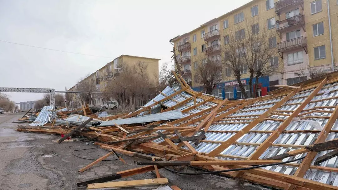 Жаңатаста төтенше жағдай жарияланды: Күшті жел үйлер мен электр желілерін зақымдады