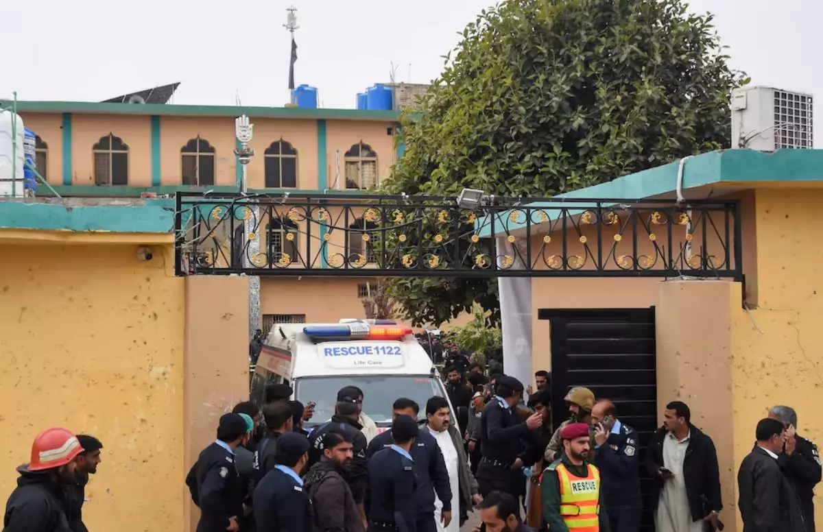 Пәкістандағы мешітте жұма намазы кезінде жарылыс болып, 30-дан аса адам қаза тапты