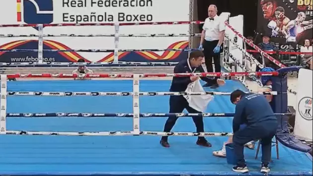 Разгром с нокдауном вывел Казахстан в финал турнира по боксу в Испании