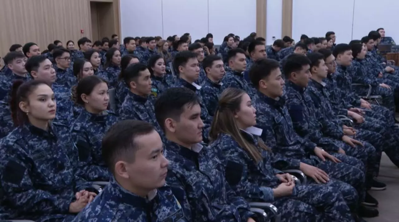 Курсанты Академии в Косшы обсудили с депутатами проект новой Конституции