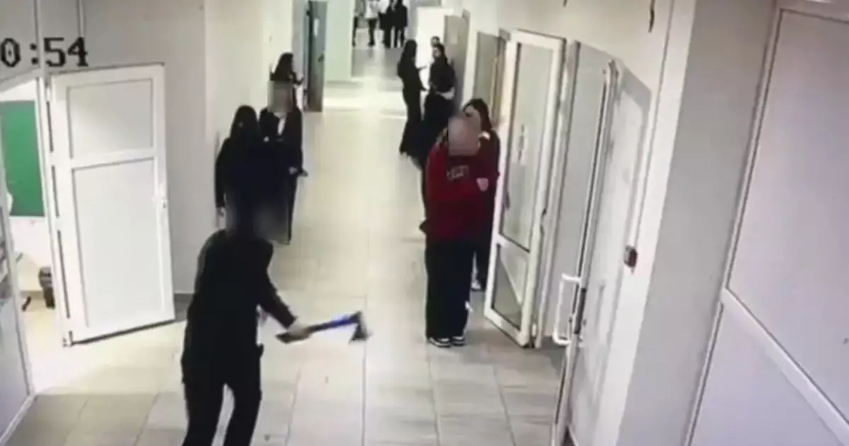  Құлсарыда оқушы мектеп ішінде балта ұстап жүгірген (ВИДЕО) 