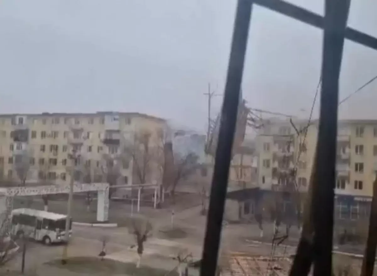 Сильный ветер сорвал крыши с многоэтажек в Жамбылской области