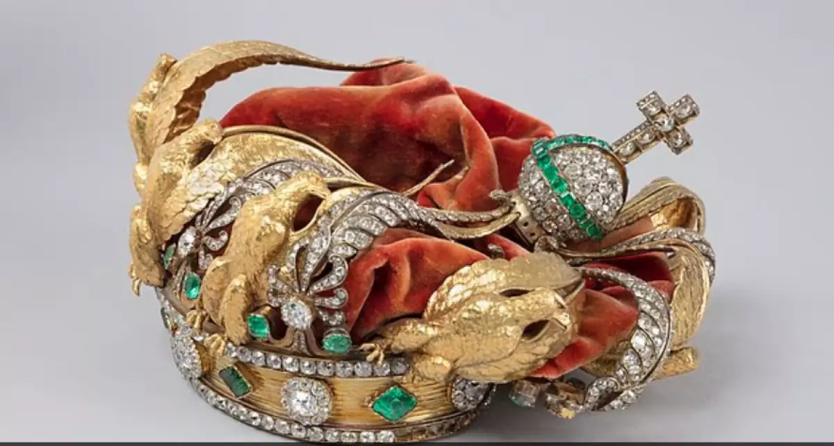 Лувр показал корону, поврежденную во время ограбления века