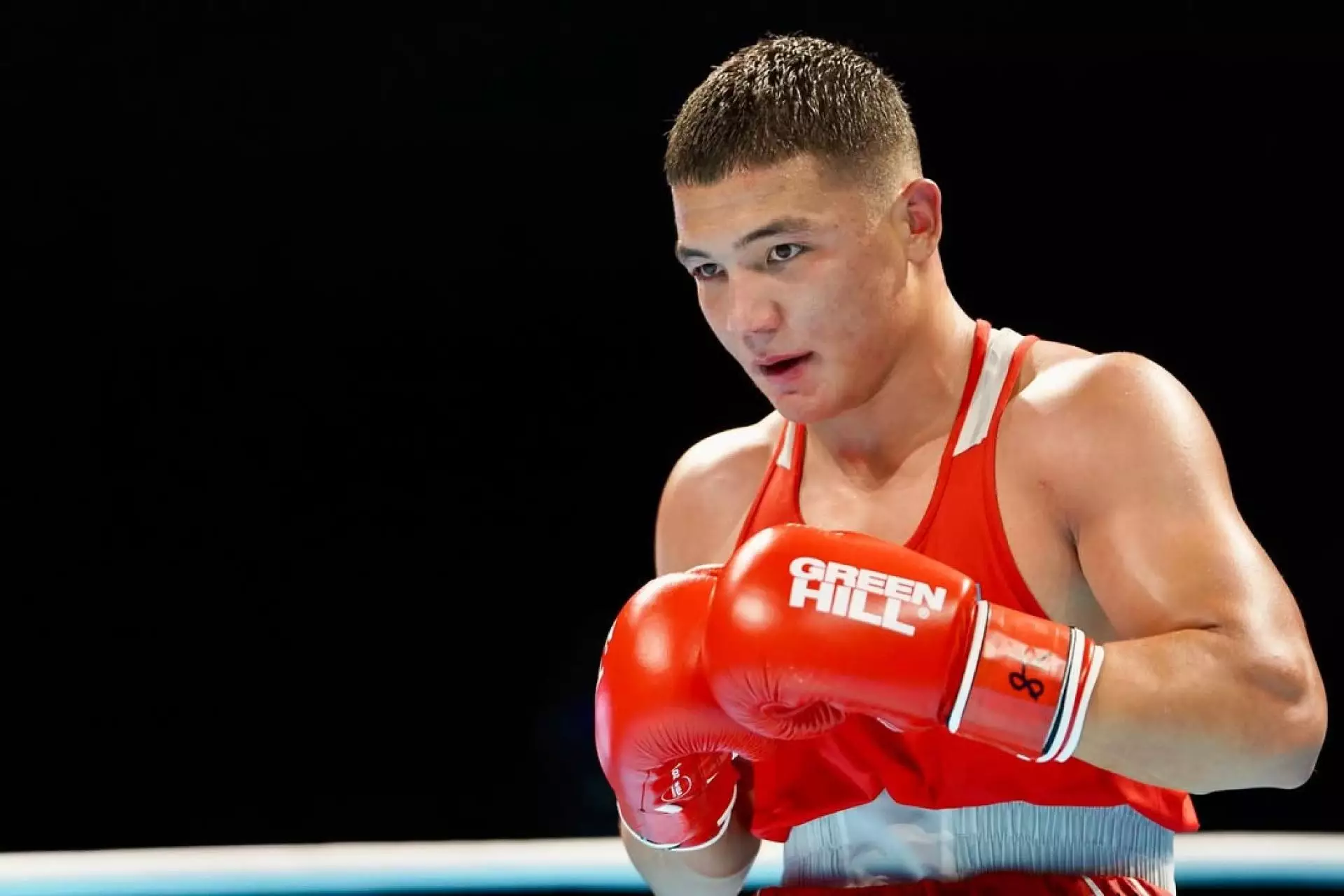 Казахстанский боксер выбил чемпиона мира и вышел в финал