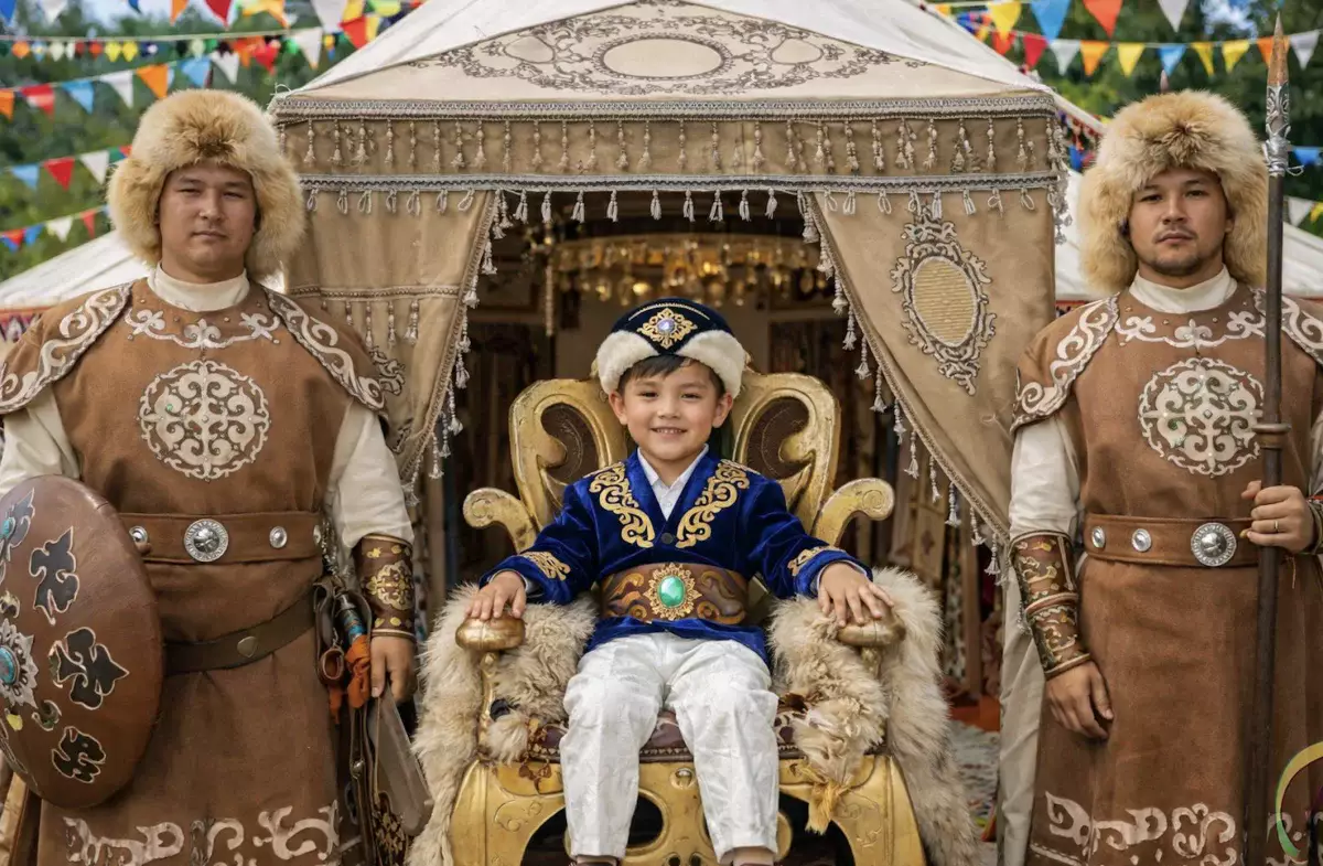 Зачем казахи сажают детей на трон и показывают гостям