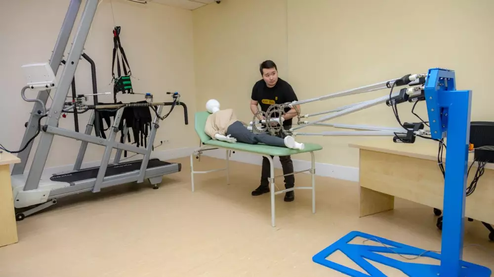 Реабилитация после инсульта: в Казахстане начнут производство инновационного экзоскелета