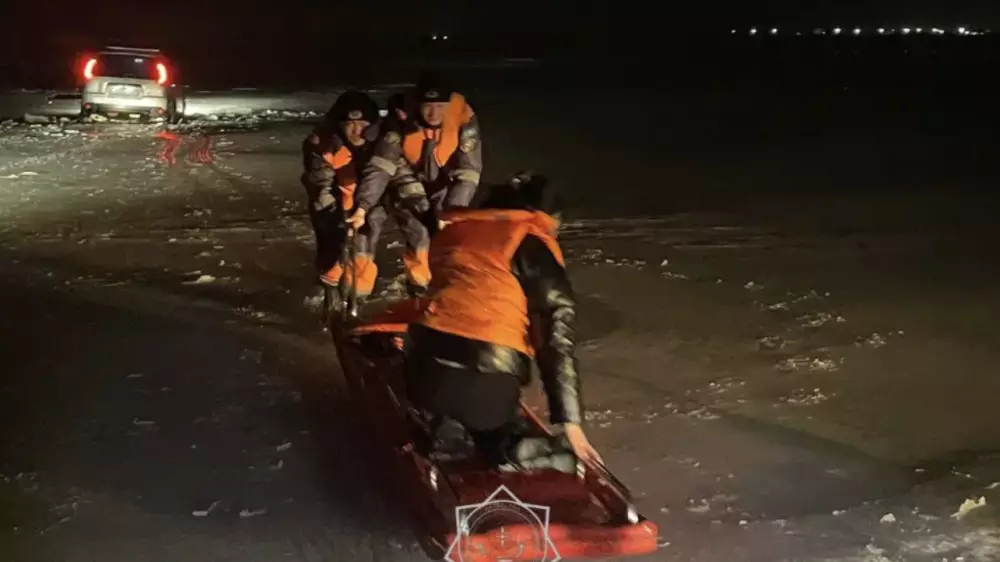 Қапшағай су қоймасында екі әйел отырған көлік мұз астына түсіп кетті