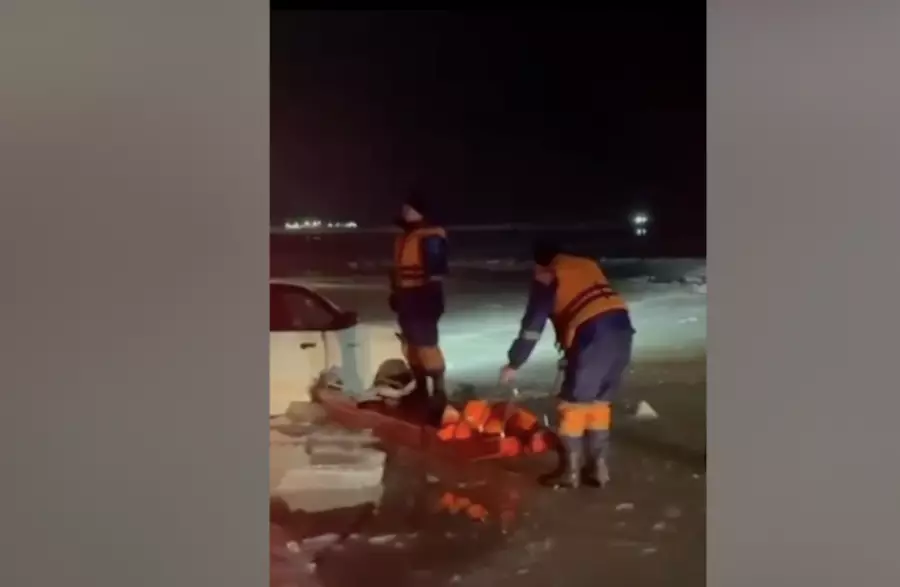 Қапшағайда екі әйел отырған көлік мұз астына түсіп кетті