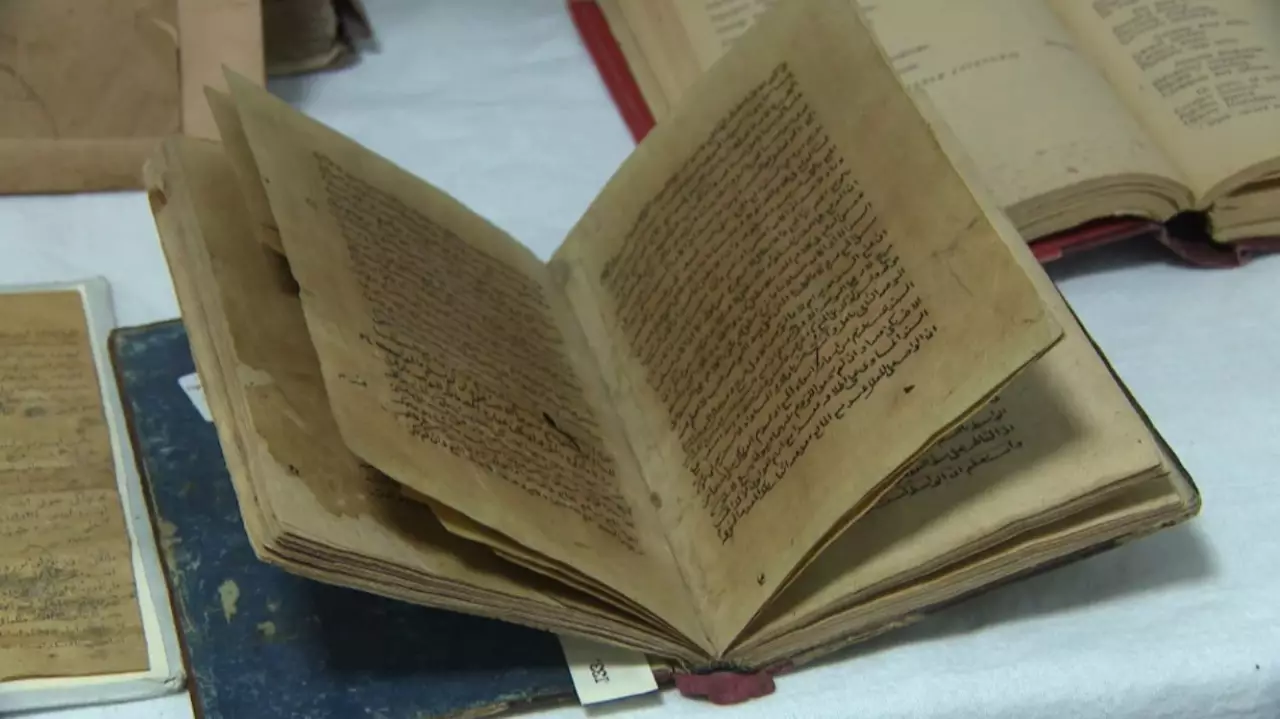 Рукопись XVI века восстанавливают ученые в Алматы