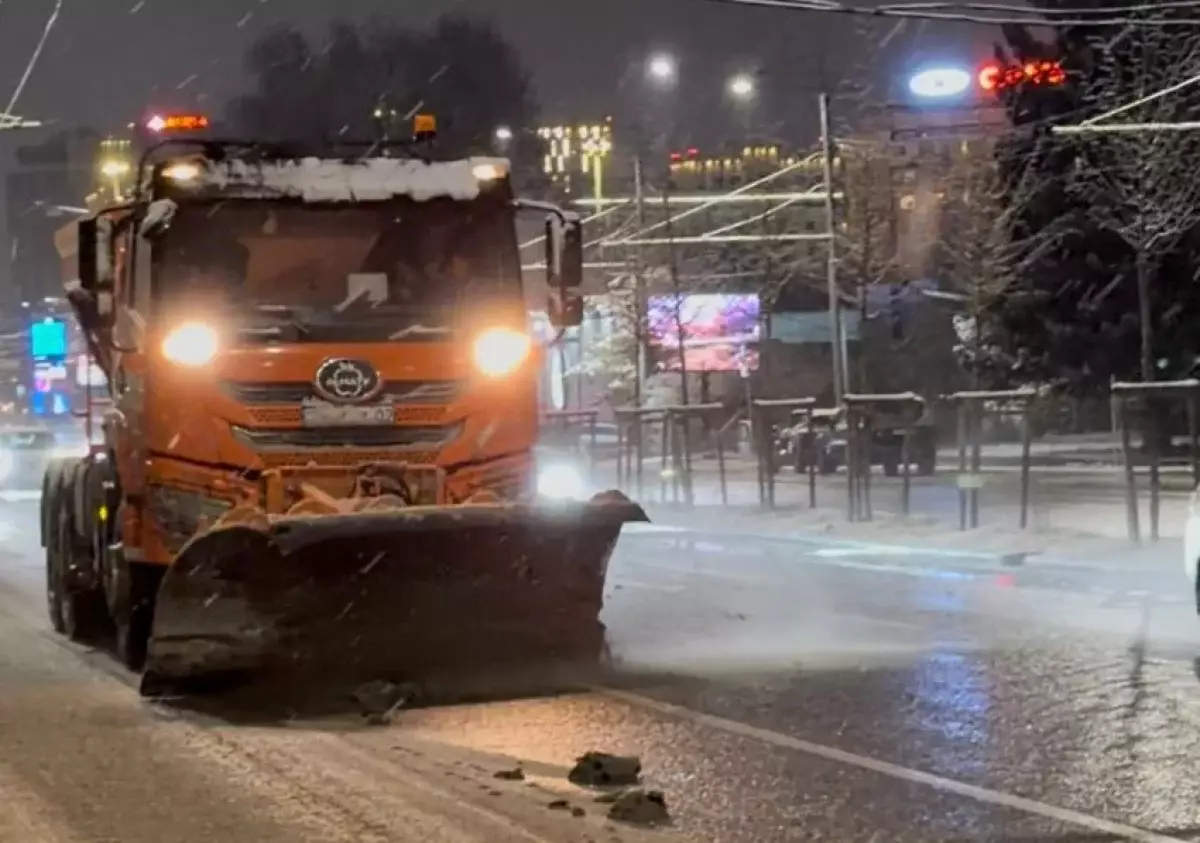 В Алматы организована круглосуточная очистка улично-дорожной сети