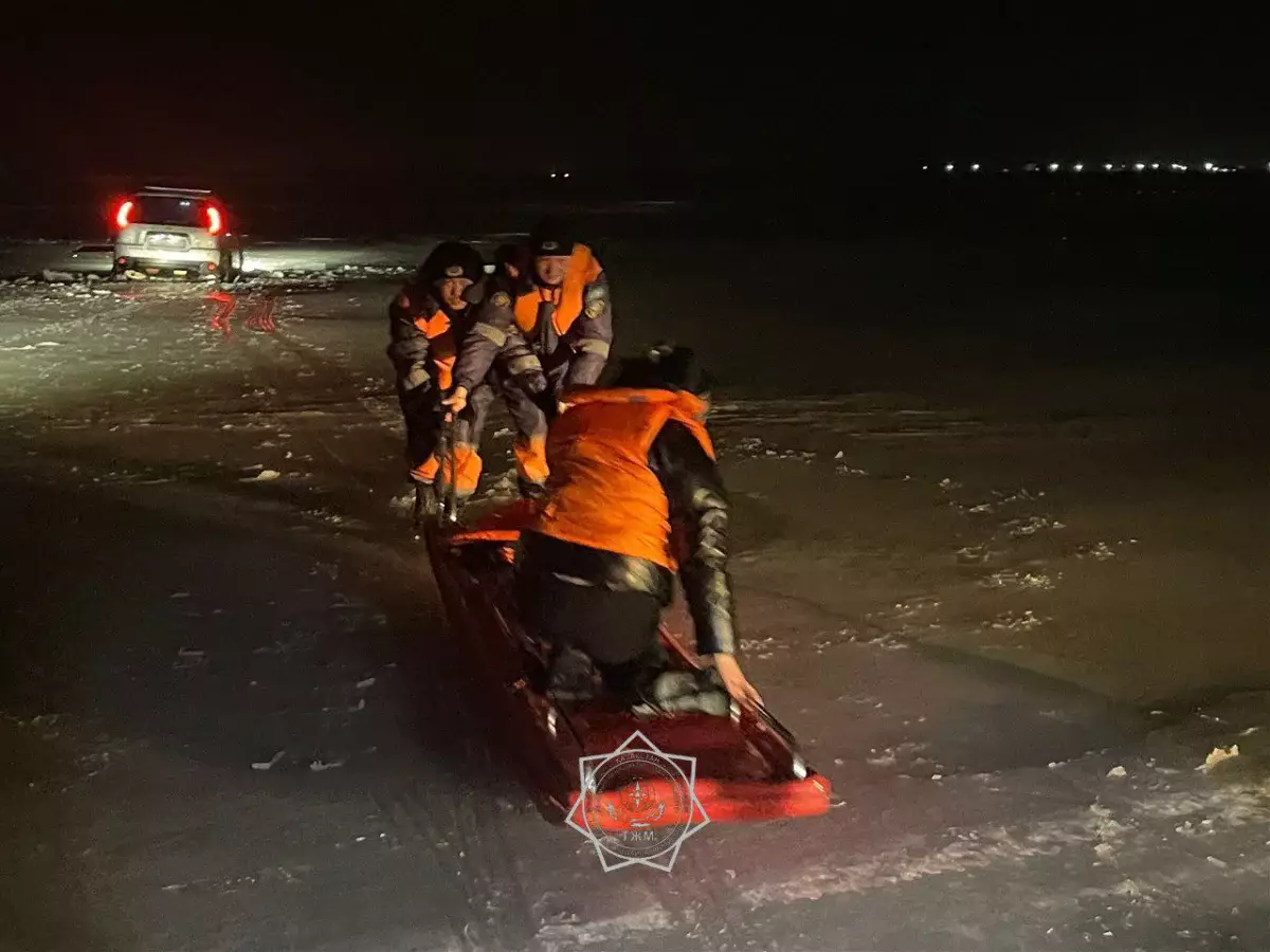 Автомобиль с двумя женщинами провалился под лёд на Капшагае