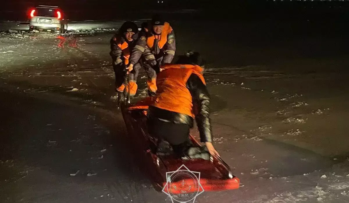 Автомобиль с двумя пассажирами ушел под лед на Капшагайском водохранилище