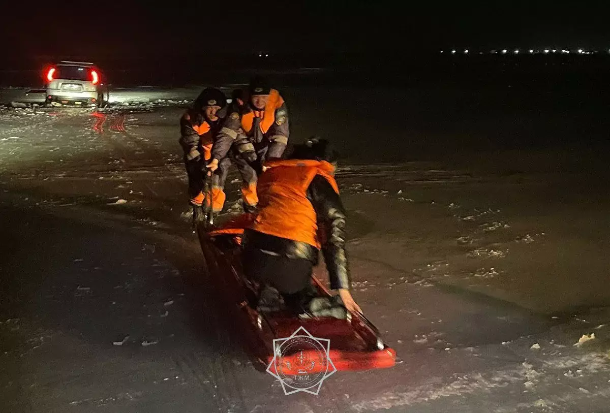 Қапшағайда екі әйел отырған көлік мұз астына түсіп кеткен