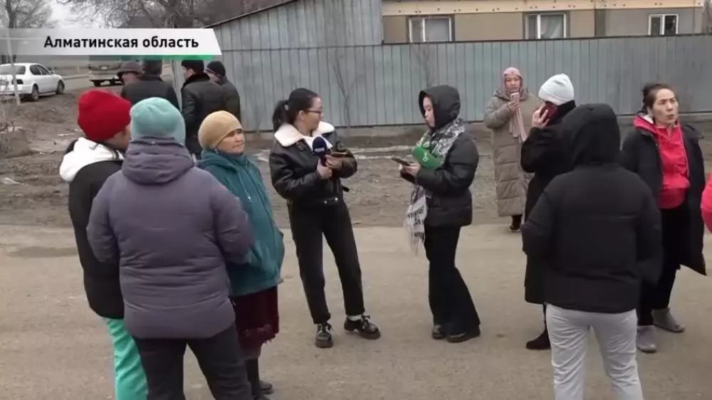 “Қатты қорқынышты“. Алматы облысындағы тұрғындар бұралқы итке шағымданды