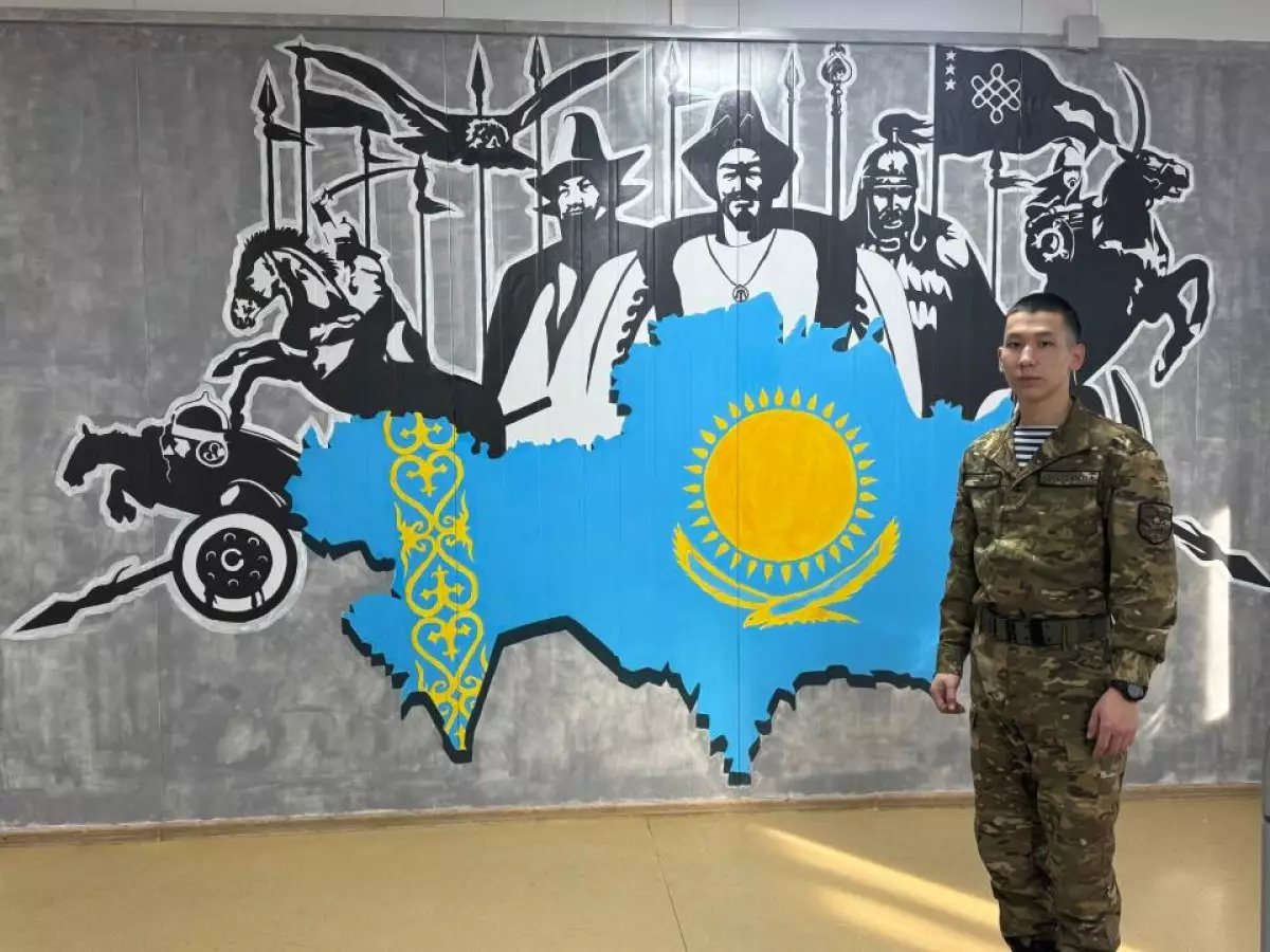 Военнослужащий создает картины о героях истории Казахстана